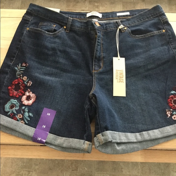 Size 8. Bestie Embroidered Short. - Picture 2 of 7